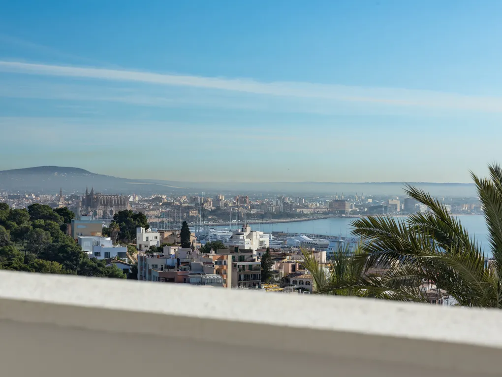 Completely refurbished apartment with amazing sea views-17