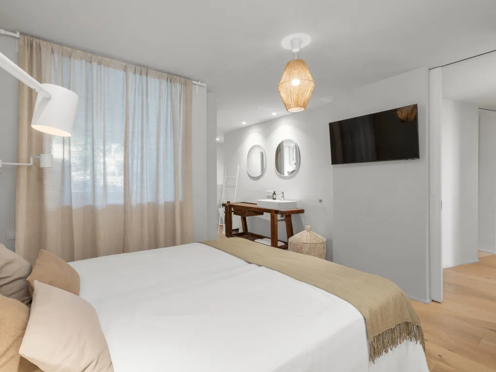 Completely refurbished apartment with amazing sea views-8