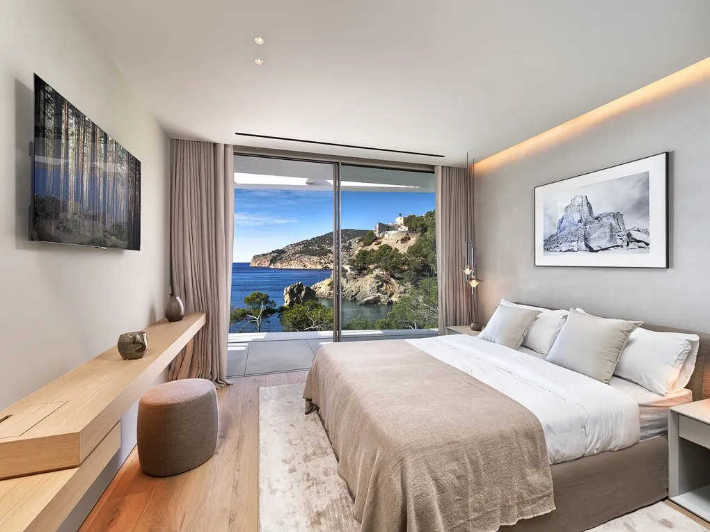 Unique newly-built Frontline Premium Villa with direct sea access-12