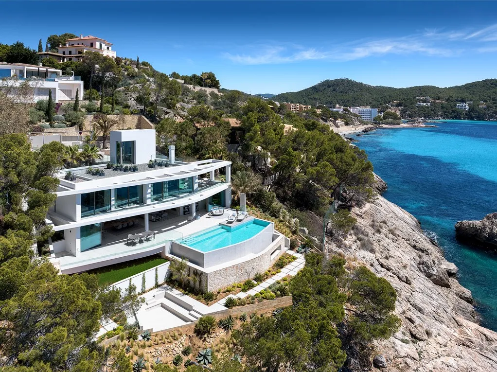 Unique newly-built Frontline Premium Villa with direct sea access-1