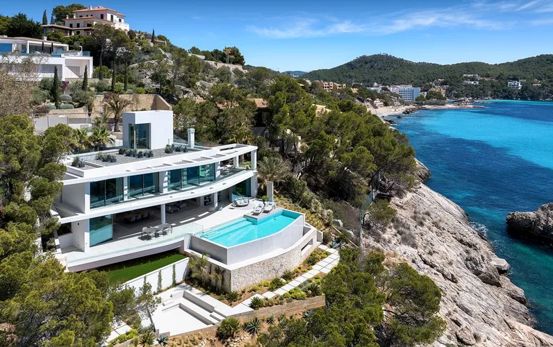 Unieke eersteklas nieuwbouwvilla in de eerste zeelijn met directe toegang tot de zee