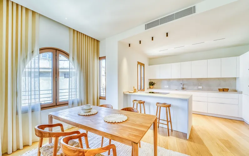 Luksusowy dwupoziomowy penthouse z tarasem na dachu i windą