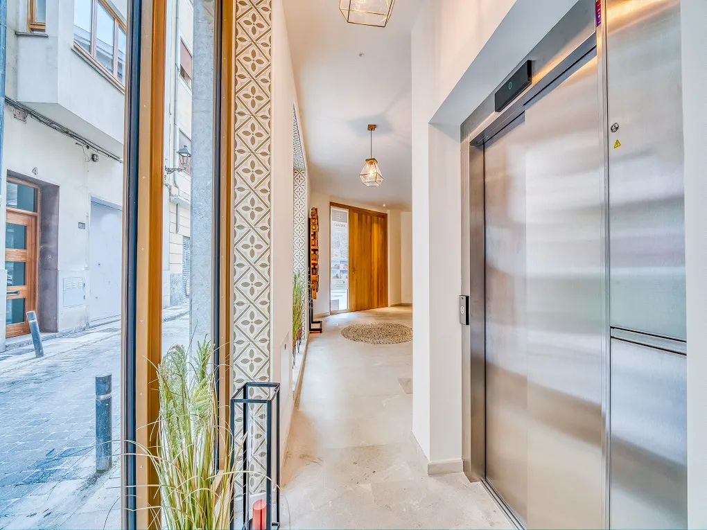 Luksusowy dwupoziomowy penthouse z tarasem na dachu i windą-14