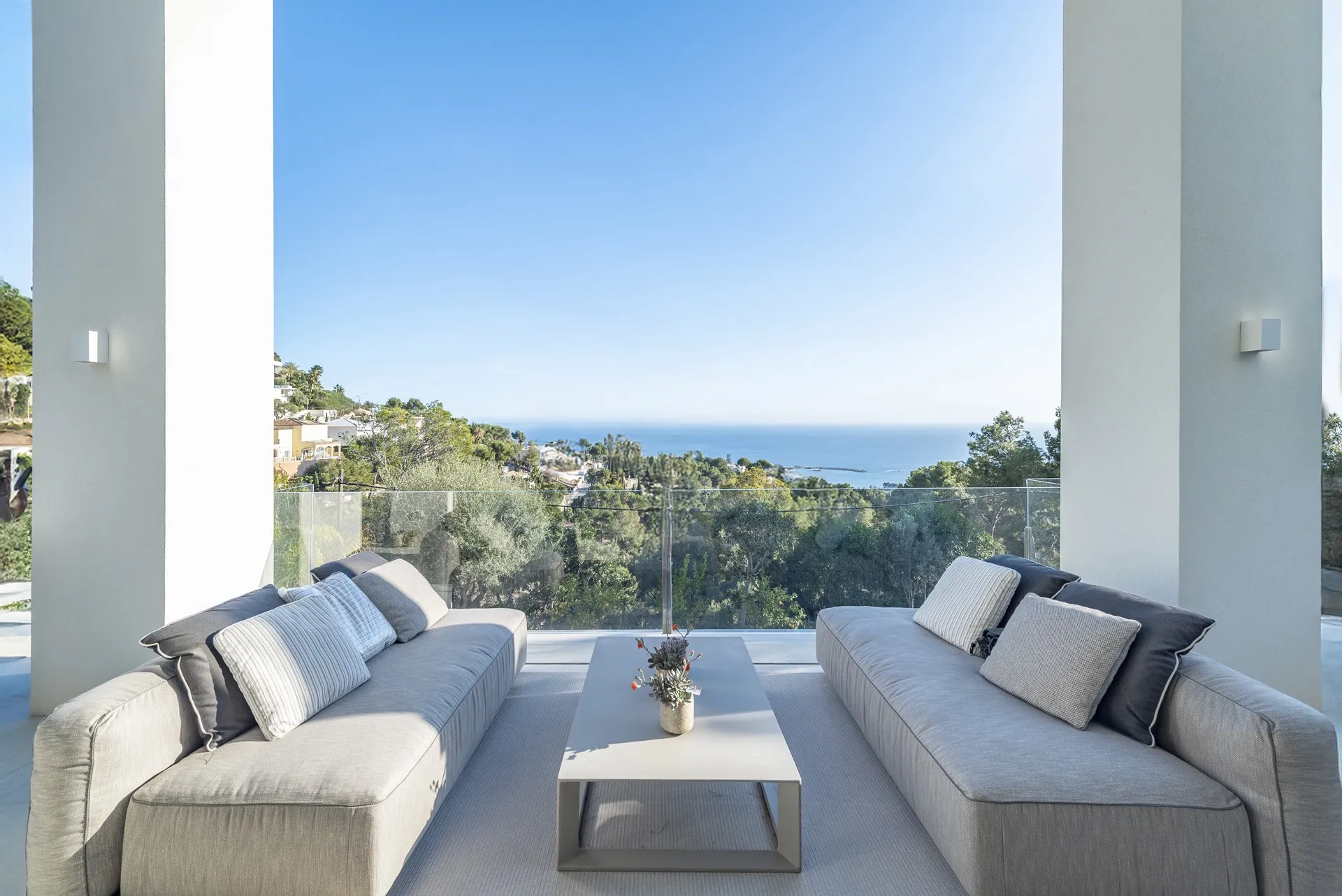 Luksuriøs villa med panoramaudsigt over havet på eksklusiv beliggenhed-1