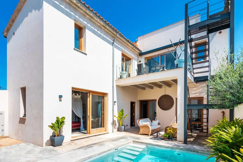 Moderna casa adossada amb privacitat i espectaculars vistes a Muro, Mallorca