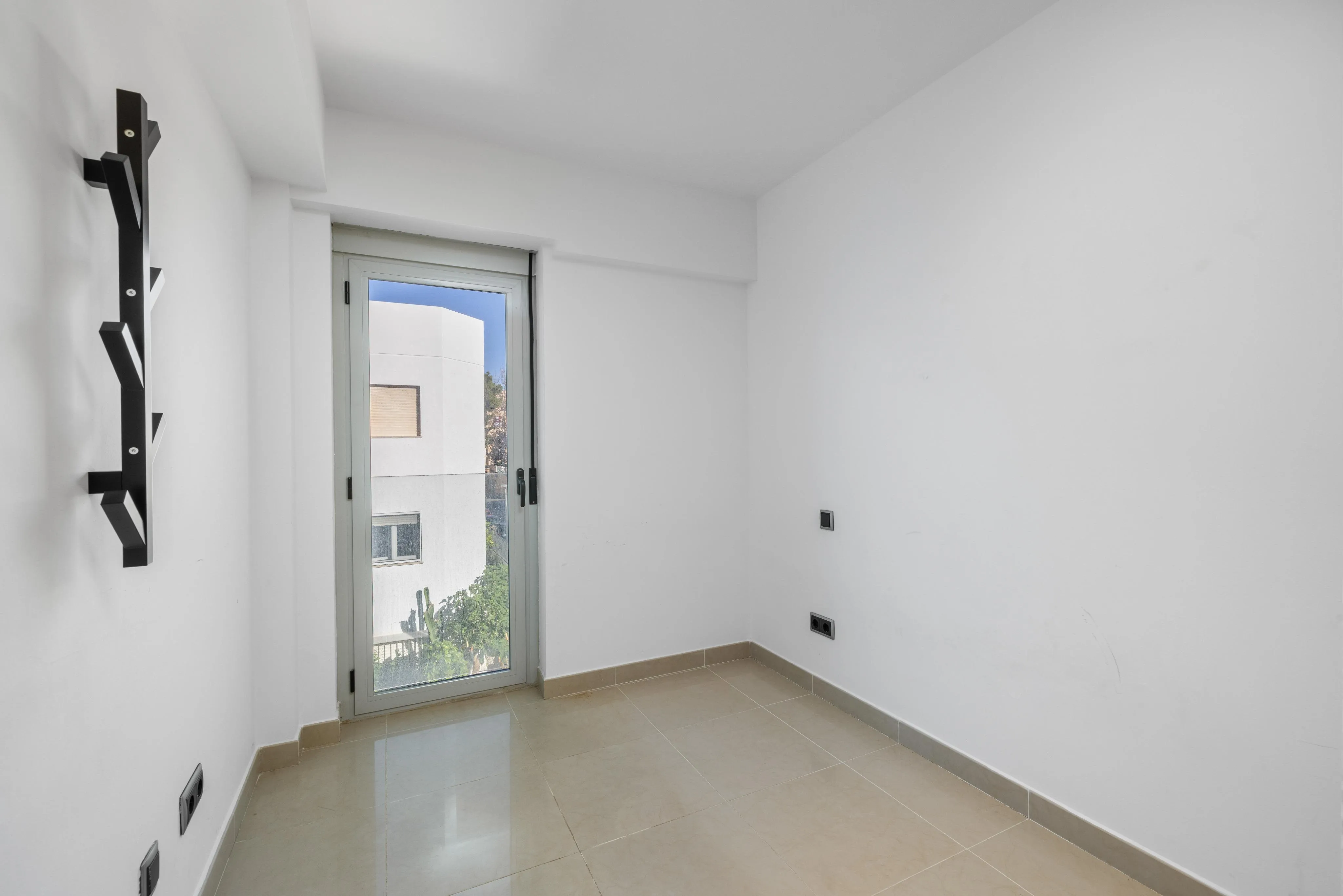 Spacious apartment with community pool-7