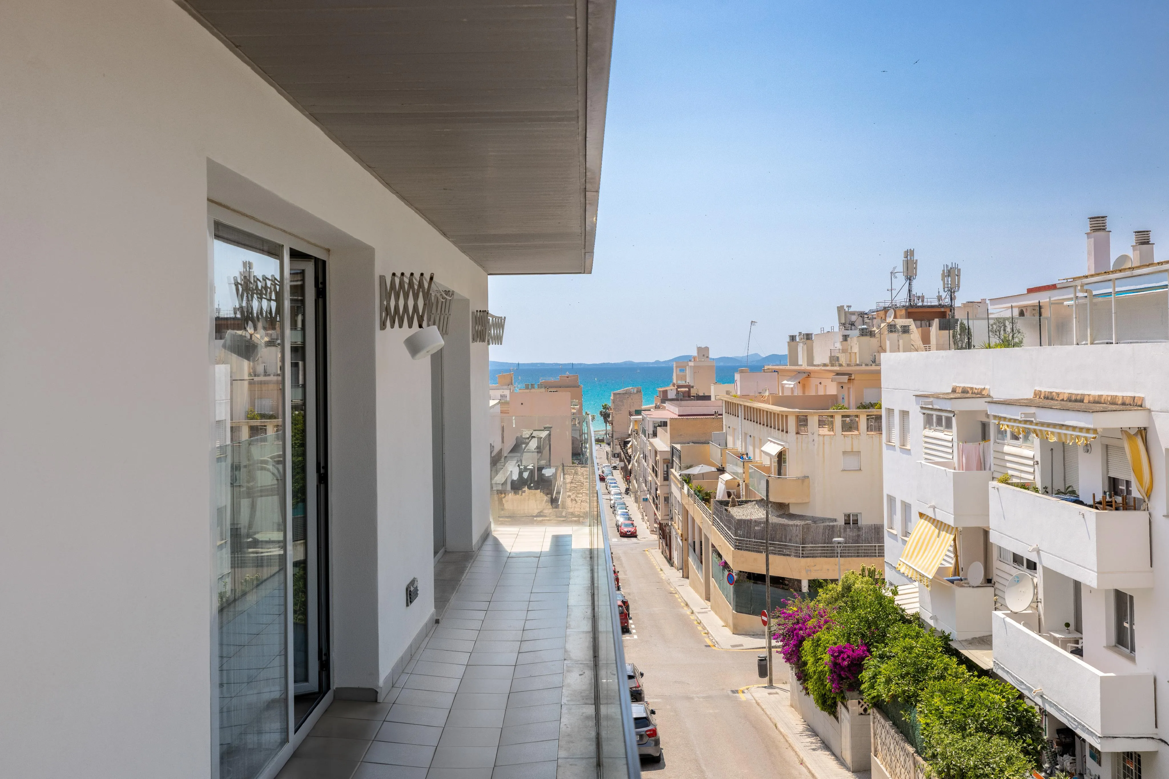 Spacious apartment with community pool-1