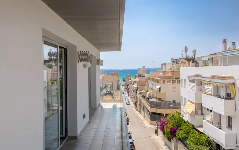 Rymlig lägenhet med gemensam pool nära stranden