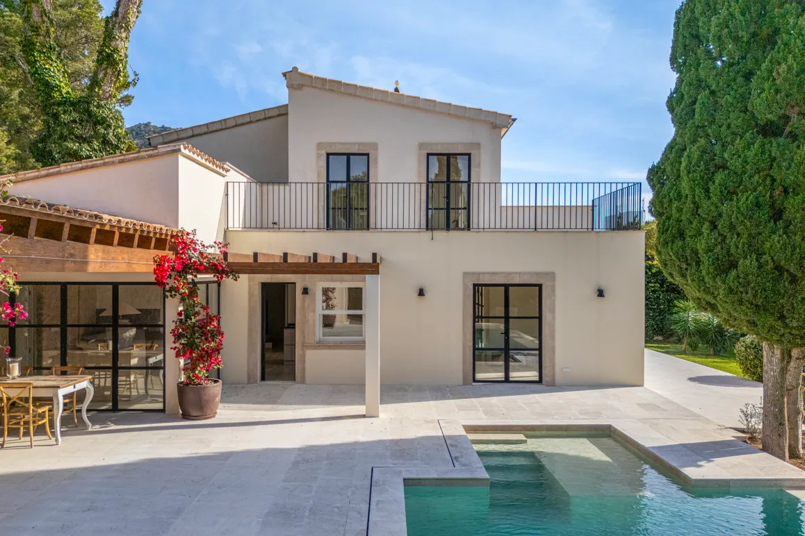 Villa de diseño renovada con vistas al mar cerca de la playa-3