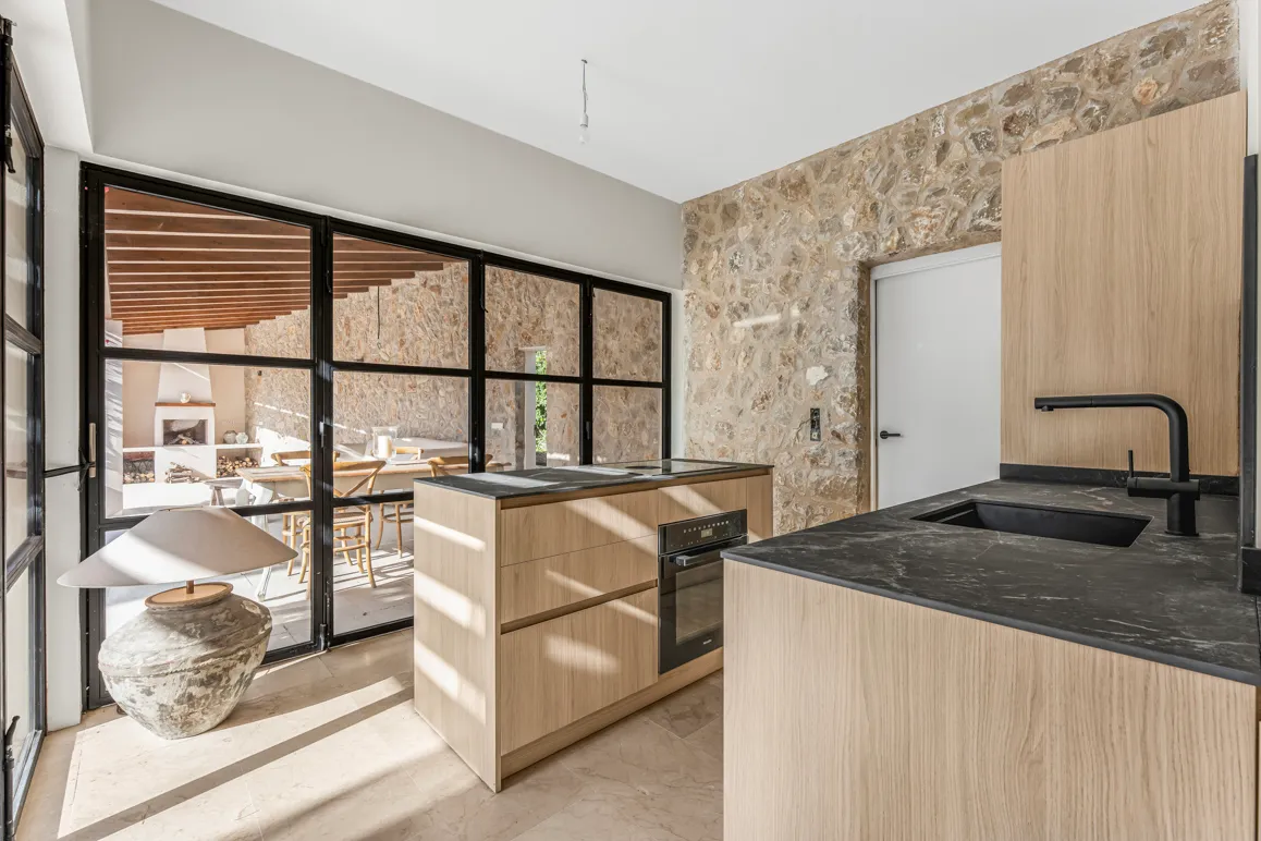 Villa de diseño renovada con vistas al mar cerca de la playa-6