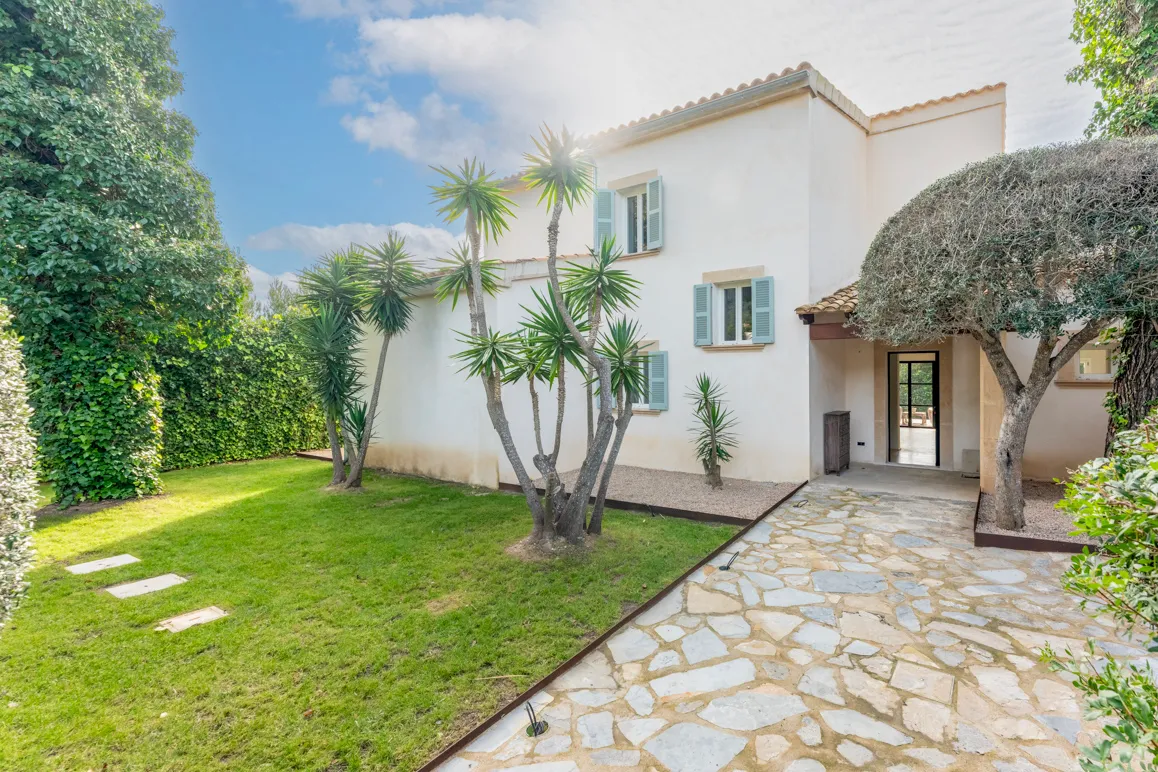 Villa de diseño renovada con vistas al mar cerca de la playa-16