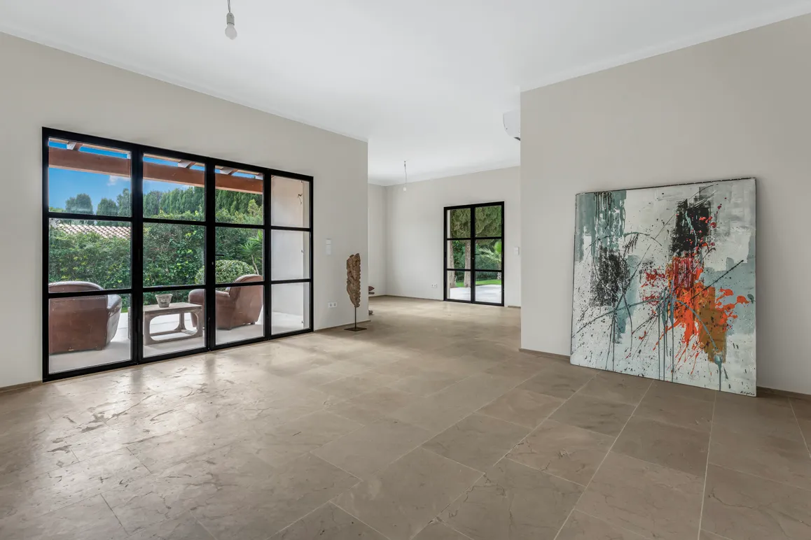 Villa de diseño renovada con vistas al mar cerca de la playa-12