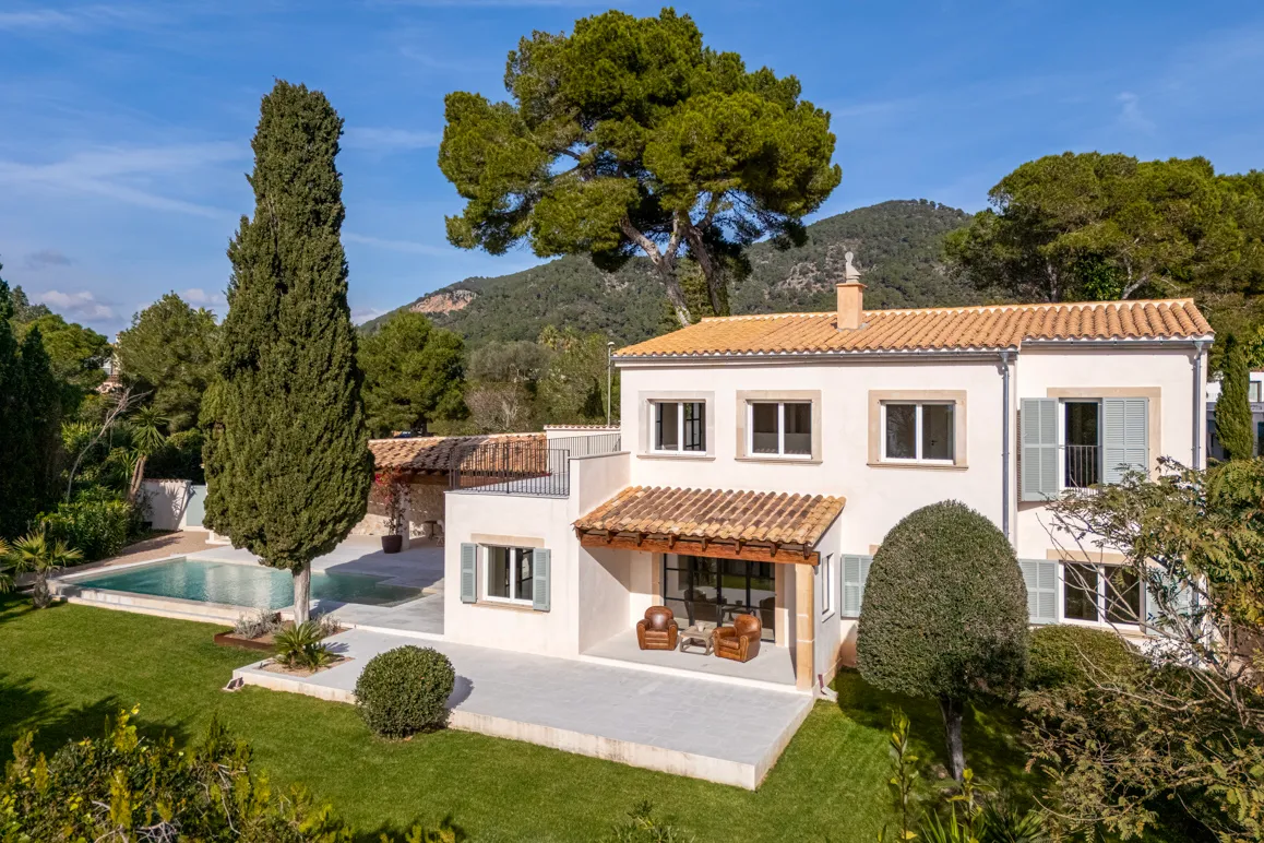 Villa de diseño renovada con vistas al mar cerca de la playa-1