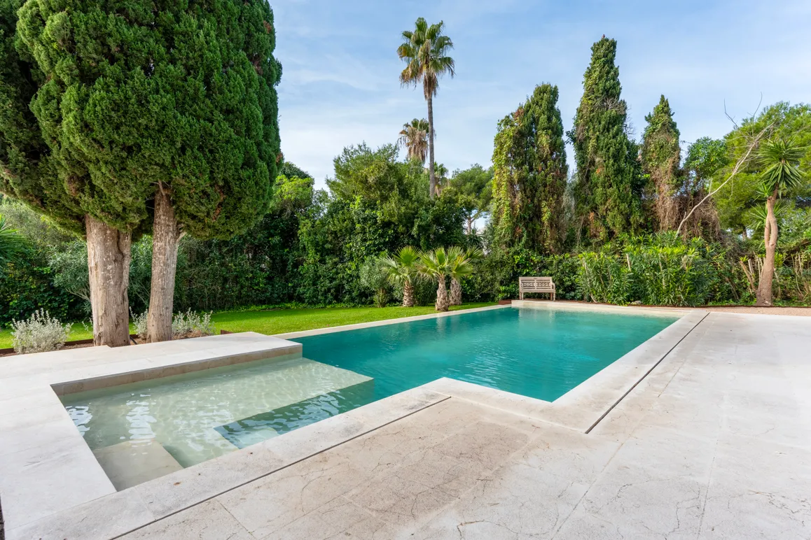 Villa de diseño renovada con vistas al mar cerca de la playa-2