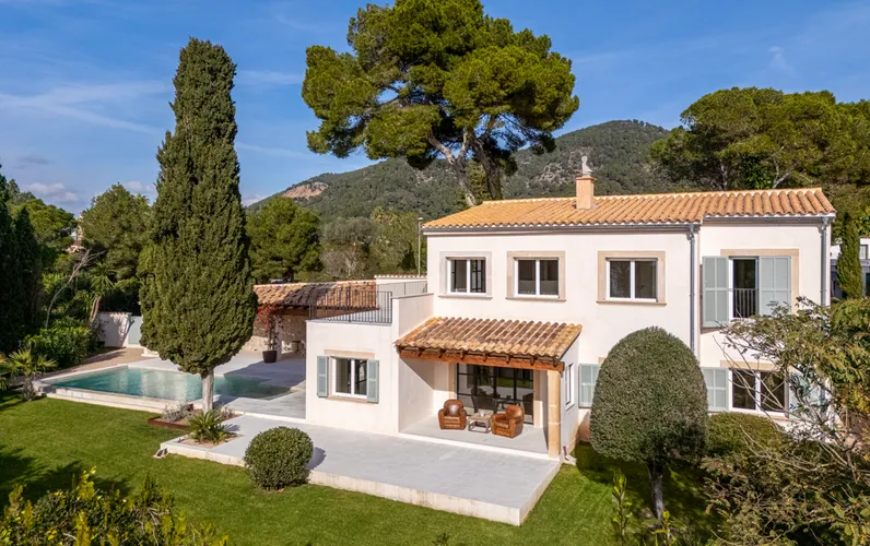 Newly designed designer villa with sea view near the beach