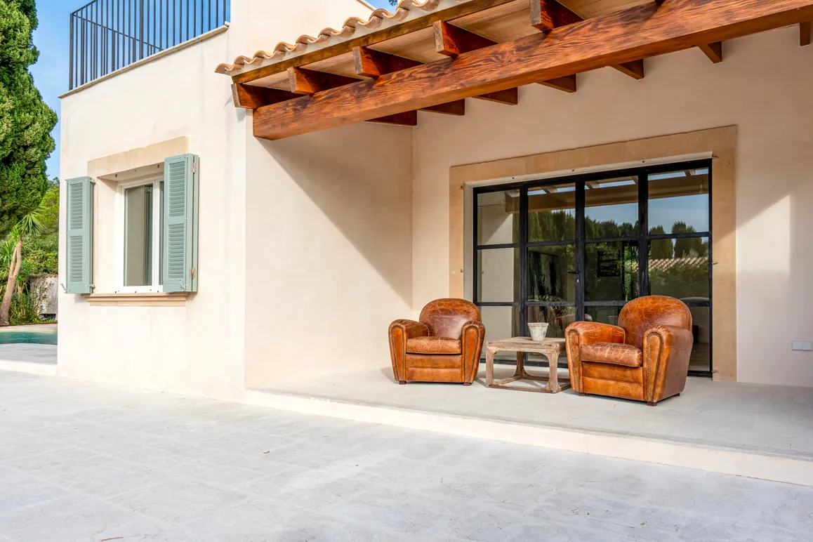 Villa de diseño renovada con vistas al mar cerca de la playa-13