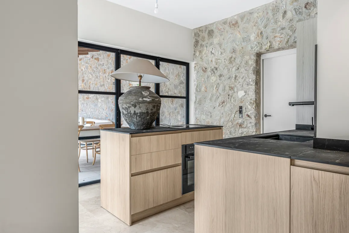 Villa de diseño renovada con vistas al mar cerca de la playa-8