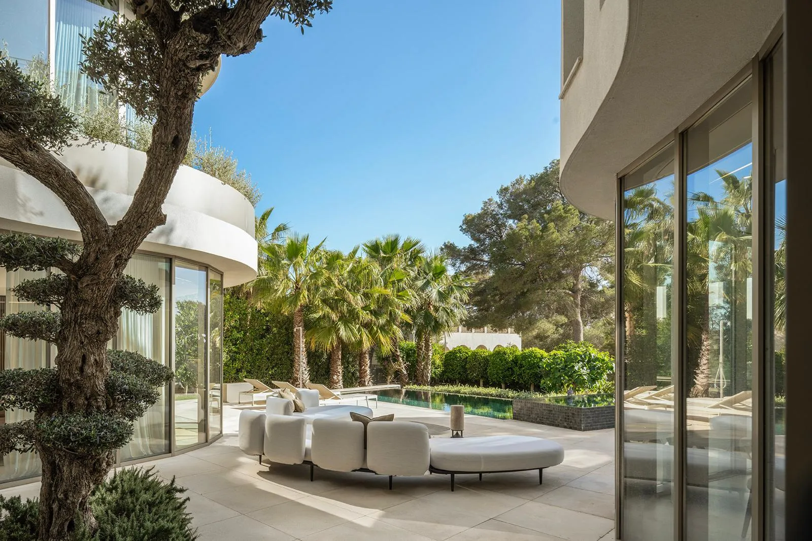 Elegant new villa walking to beach-9