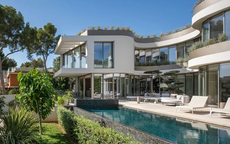 Elegant ny villa nära stranden