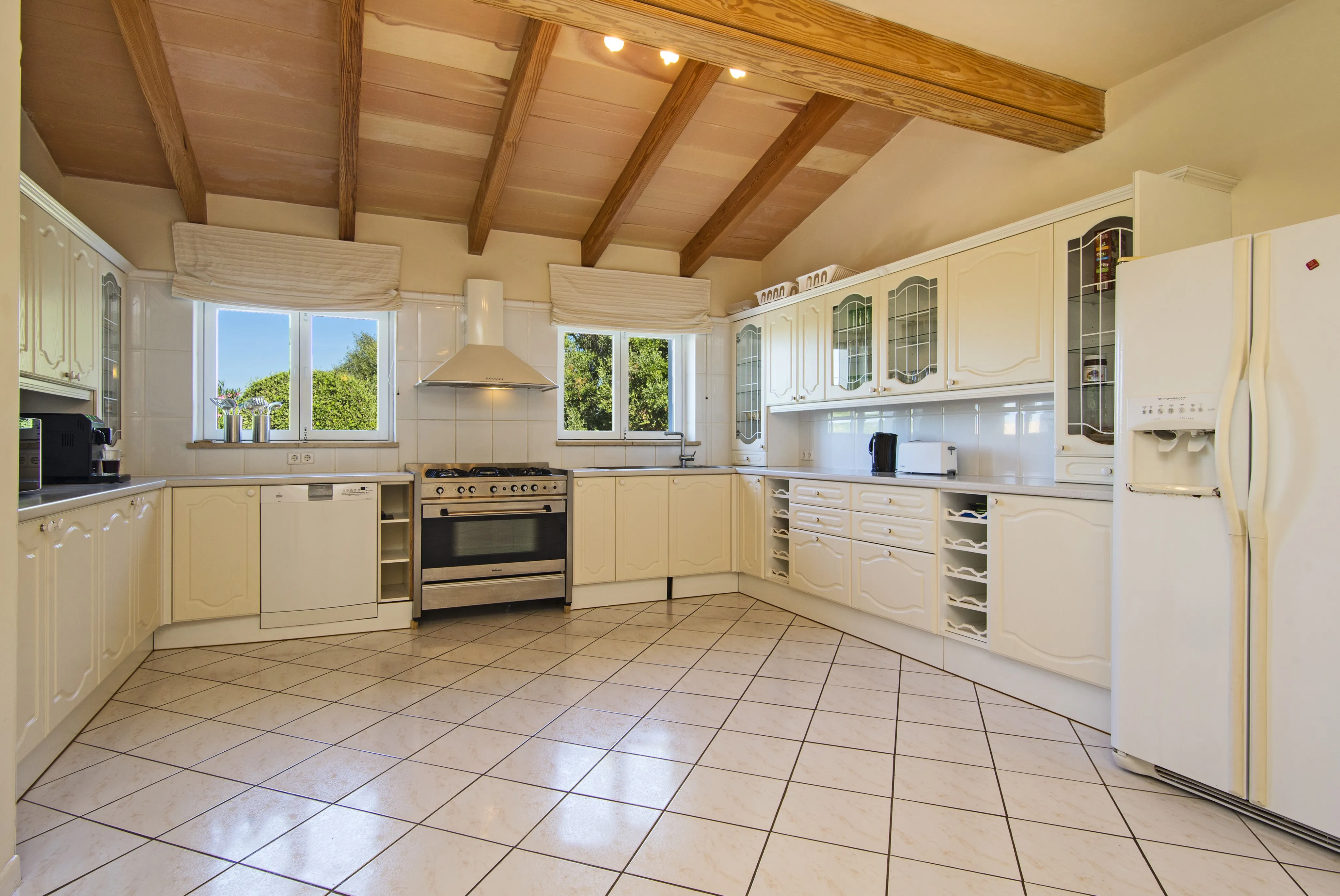 Amplia finca familiar al estilo Hacienda-3