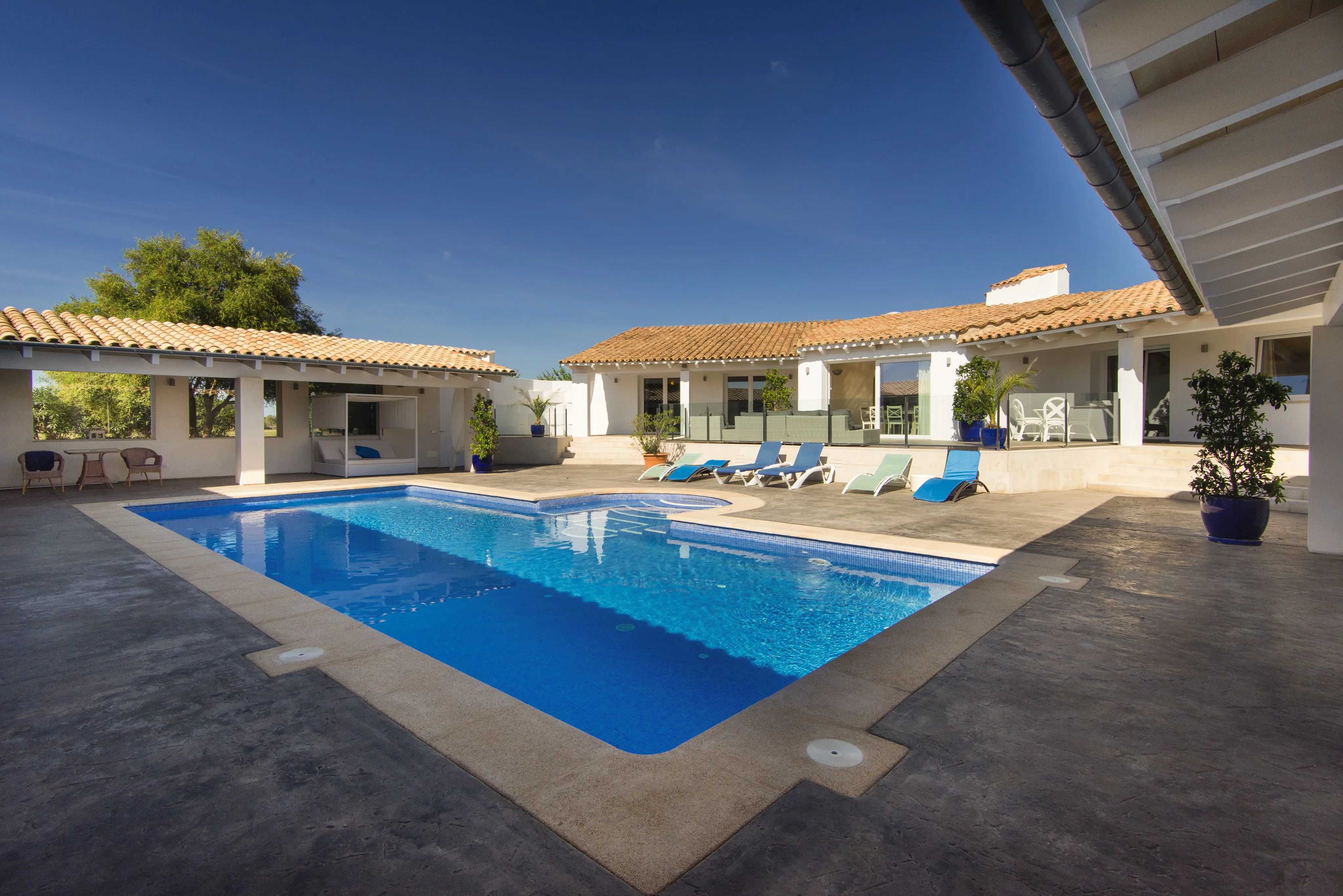 Amplia finca familiar al estilo Hacienda-1