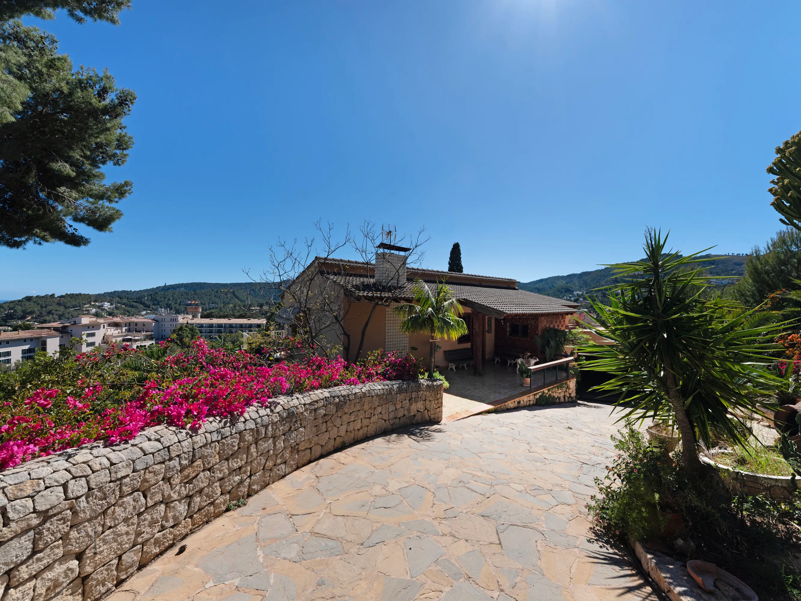 Grund med havudsigt og sydvestlig orientering i Son Vida-5