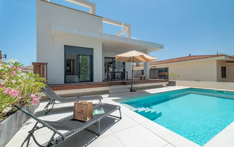Moderne Villa mit 3 Schlafzimmern und Pool nahe Strand und See